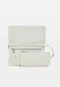 Borsa a spalla in tela bianca con pattina superiore, tasca frontale con cerniera e una pochette più piccola staccabile con cinturino da polso, caratterizzata da dettagli circolari.