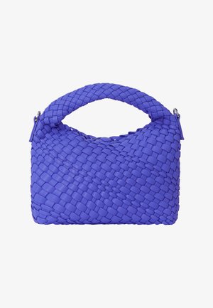 Fioletowa pleciona torba na ramię z okrągłym uchwytem, wykonana z teksturowanego materiału. Posiada otwartą górę i kompaktowy, prostokątny kształt.