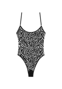 Bodysuit s černobílým zebrovaným vzorem, tenkými nastavitelnými ramínky a nízkým zadním dílem. Měkká tkanina s hladkým povrchem a vysokým vykrojením na nohách.