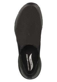 Zapatillas negras de tipo slip-on con parte superior de malla texturizada y plantilla acolchada. Presenta una puntera redondeada y suela de goma flexible.