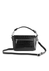 Borsa a mano in pelle nera con texture a coccodrillo, tasca frontale con zip e tracolla staccabile e regolabile su sfondo bianco.