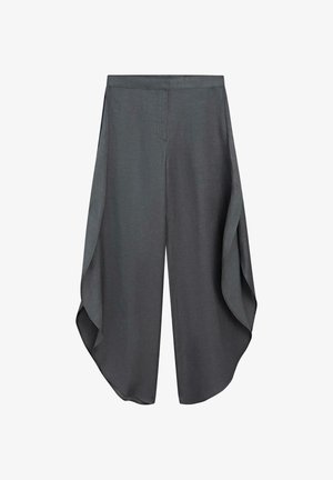 Donkergrijze wijde broek met gedrapeerde overlappende panelen aan de zijkanten en een elastische tailleband, afgebeeld op een witte achtergrond.