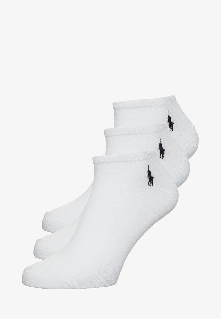 Calcetines tobilleros blancos de mezcla de algodón, con un logo negro en el costado. Incluye tres pares con diseño de puño acanalado.