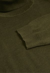 Pull tricoté vert olive avec manches longues repliées, doté de poignets côtelés et d'un col rond.