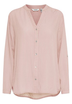 Helles rosa Langarmbluse mit weißen vertikalen Streifen, einem Mandarin-Kragen und einer durchgehenden Knopfleiste mit silbernen Knöpfen sowie einem abgerundeten Saum.