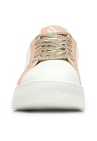 Sneaker bianca con dettagli in suede rosa e lacci glitter dorati. Presenta una suola in gomma testurizzata con modello a zigzag. Design piatto, punta rotonda.