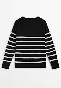 Pull noir à manches longues avec rayures blanches horizontales sur le corps et les manches, col rond, poignets et ourlet côtelés.