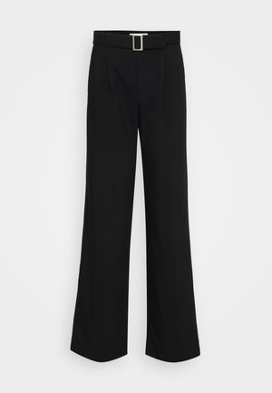 Melnas platās bikses, kas izgatavotas no viegla auduma, ar gludu tekstūru, priekšējām krokām un jostu ar kvadrātveida metāla sprādzi.