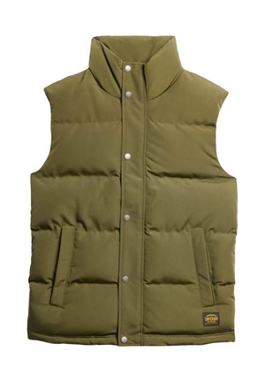 Padded olijfgroene vest met hoge kraag, drukknoopsluiting, twee zijzakken en een logo-patch rechtsonder. Glad, gestructureerd materiaal.