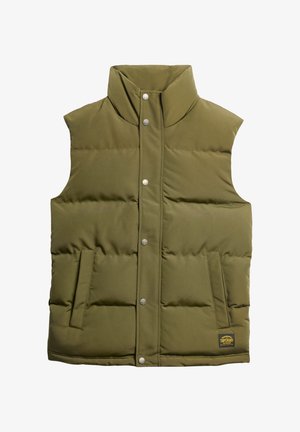 Gilet imbottito verde oliva con alto collo, bottoni a scatto, due tasche laterali e un patch con logo in basso a destra. Tessuto liscio e testurizzato.