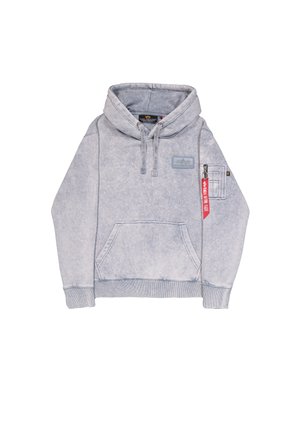 Sivi pulover s kapuljačom od mekog materijala s prednjim džepom, podešavajućom kapuljačom i džepom na rukavu sa zatvaračem i crvenom oznakom.