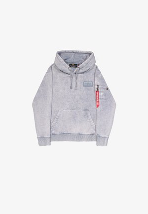 Siva pulover jopica iz mehkega materiala z sprednjim žepom, nastavljivim kapuco z vrvico in žepom na rokavu z zadrgo ter rdečo oznako.