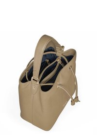 Borsa a tracolla in pelle beige con manico largo, lati con cordoncino e diversi scomparti con zip all'interno foderati in un tessuto scuro.