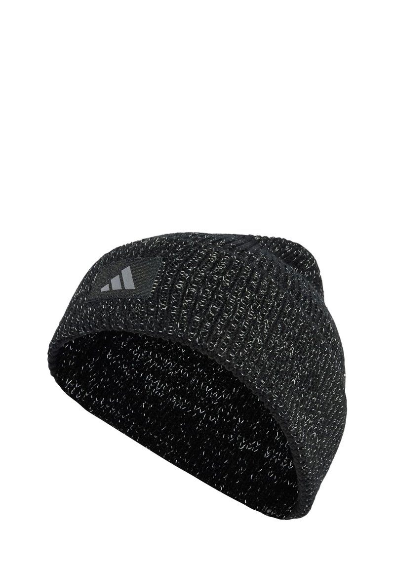 Svart stickad mössa med en texturerad design och metalltrådar. Inkluderar en svart logotyp-patch på sidan. Mjuk och hållbar material.