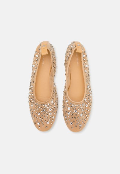 Ballerines nudes en tissu doux décorées de rhinestones transparents, avec un col élastique et un bout lisse et arrondi.