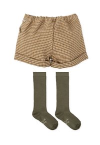 Shorts de cuadros marrones con cintura elástica, combinados con calcetas altas color oliva. Ambos artículos cuentan con un tejido suave y texturizado.