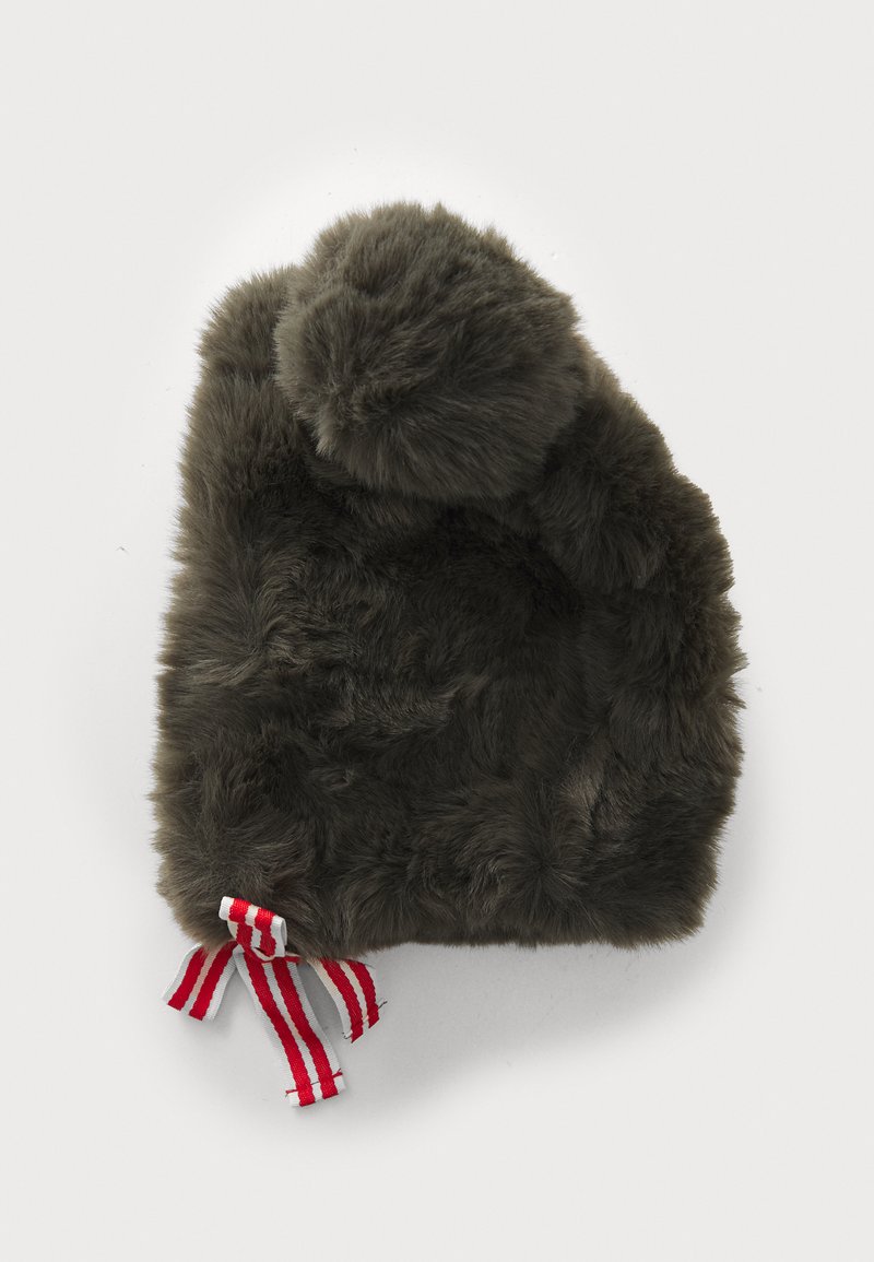 Sombrero de piel sintética en gris oscuro con una parte superior redondeada, textura suave y un lazo de cinta a rayas rojas y blancas en la base.