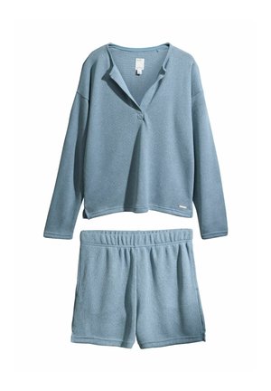 Pull en polaire bleu doux à manches longues avec col et shorts assortis à taille élastique, conçu pour un usage décontracté ou détente.