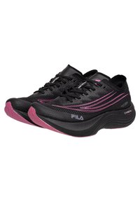 Zapatillas deportivas negras con parte superior de malla, acentos en rosa y suelas texturizadas. Diseñadas para el rendimiento con amortiguación y soporte estructurado.