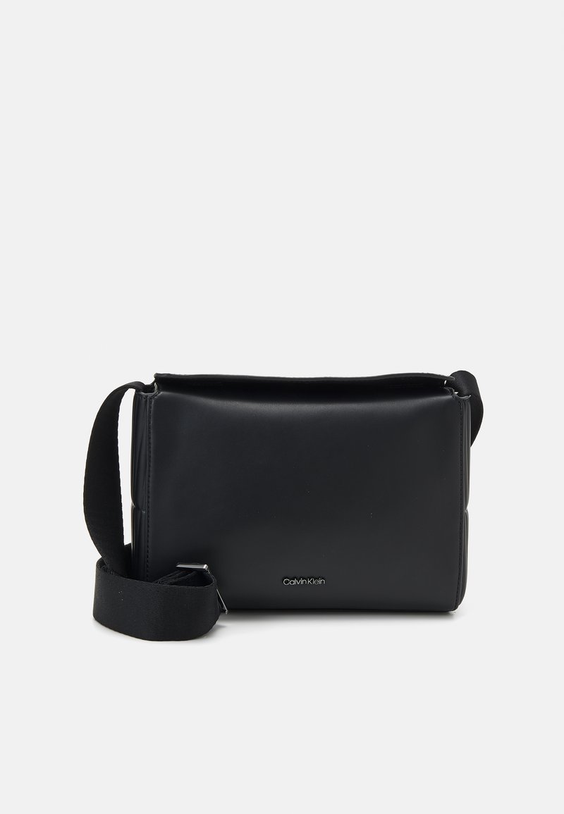 Calvin Klein VERTICAL LINES MESSENGER UNISEX - Taška cez plece - black