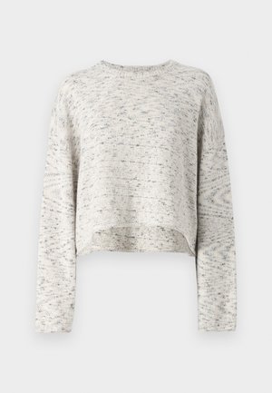 Světlé šedé, zkrácené svetr s dlouhými rukávy, texturovaný vzor pleteniny a jemné tmavší skvrny po celém povrchu. Hladký kulatý výstřih a uvolněný střih.