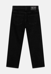 Jeans in denim nero con vestibilità dritta, dotati di tasche posteriori e una patch in pelle con il marchio in vita. Cuciture semplici, senza abbellimenti.