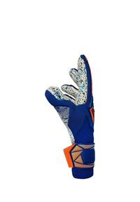 Blauw-witte keepershandschoen met oranje accenten, open vingers, getextureerde palm en verstelbare polsband tegen een witte achtergrond.