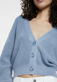 Stradivarius Chaqueta de punto - neon blue
