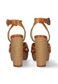 Sandalias de cuero trenzado en tonos marrones con punta abierta, plataforma de rafia tejida y tacón cuadrado, que cuentan con una correa ajustable para el tobillo y hebilla.