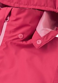 Rosa wasserdichte Jacke mit Kragen aus glattem Material, ausgestattet mit einem Reißverschluss und Druckknöpfen, die ein geschichtetes Design zeigen.