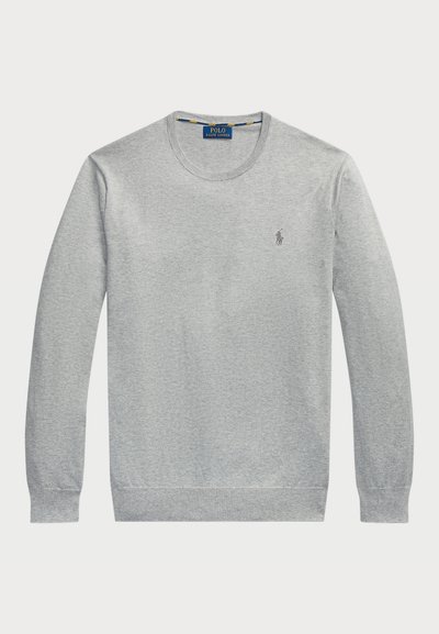 Sivý dlhý rukáv sveter s okrúhlym výstrihom vyrobený z bavlny, s malým vyšitým logom na ľavej hrudi a rebrovanými manžetami a spodkom.