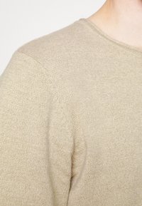 Jack & Jones JJEMAX CREW NECK - Camisola - crockery/twisted with oatmeal