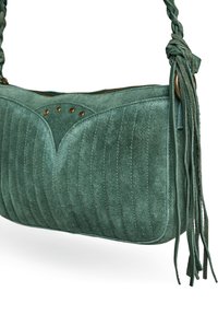 Sac à main en suede vert avec un design matelassé, une anse tressée, des franges et des clous en métal le long du haut. Fermeture éclair en haut.