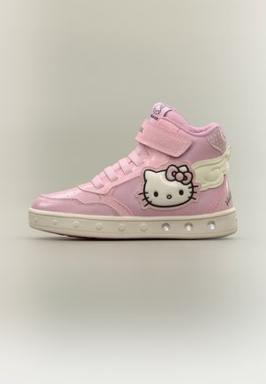 Basket montante rose avec visage Hello Kitty, détail d'aile sur le côté, semelle lumineuse, fermeture à scratch et lacets.