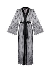 Lange zwarte kanten robe met brede klokmouwen, satijnen bies en een gestrikt satijnen riem in de taille, weergegeven op een witte achtergrond.