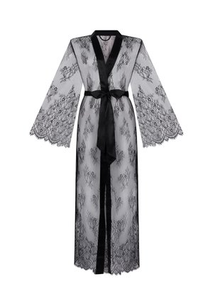 Lange zwarte kanten robe met brede klokmouwen, satijnen bies en een gestrikt satijnen riem in de taille, weergegeven op een witte achtergrond.