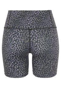 Hochgeschnittene schwarze Shorts mit einem lila Leopardenmuster, ausgestattet mit einer glatten Textur und verstärkten Nähten. Elastischer Bund für zusätzlichen Komfort.