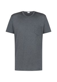 Harmaa puuvillainen t-paita, jossa on pyöreä kaula-aukko, lyhyet hihat ja vasemmassa rinnassa tasku. Pehmeä rakenne ja rento istuvuus.