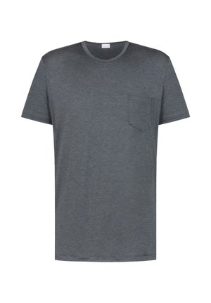 Harmaa puuvillainen t-paita, jossa on pyöreä kaula-aukko, lyhyet hihat ja vasemmassa rinnassa tasku. Pehmeä rakenne ja rento istuvuus.