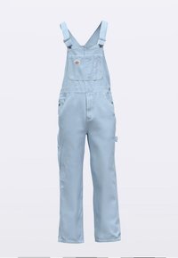 Peto de mezclilla azul claro con tirantes ajustables, bolsillo frontal y bolsillos laterales, con un corte holgado y diseño de pierna recta.