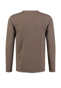 T-shirt a maniche lunghe di colore marrone, realizzato in tessuto morbido, con un semplice collo rotondo e finiture grezze all'orlo e ai polsini.