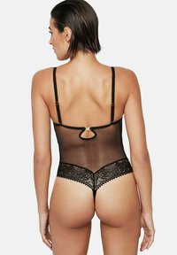 Zwart bodysuit met doorschijnende meshstof, kantdetails, verstelbare bandjes en een sierlijke uitsparing aan de achterkant.