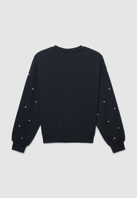 Felpa blu navy con maniche lunghe, polsini rifiniti e dettagli in perle sulle maniche. Tessuto morbido con vestibilità rilassata e design a girocollo.