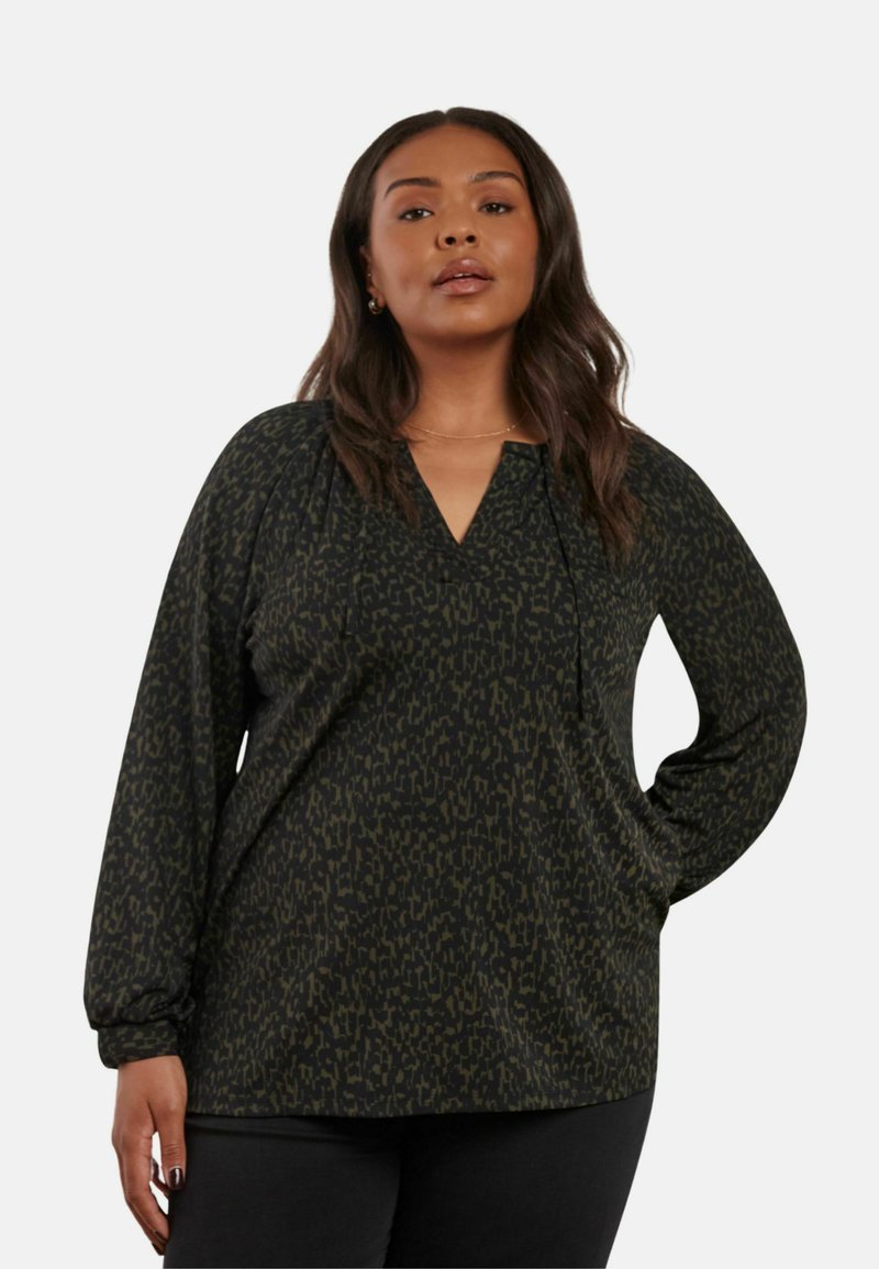 Mörkgrön blus med V-ringning, långa ärmar och en subtil mönstrad textur med gatherade detaljer vid axlarna.