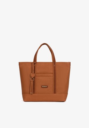 Sac cabas en cuir marron avec deux poignées, une poche avant, un pompon décoratif et une étiquette ronde attachés à une poignée.