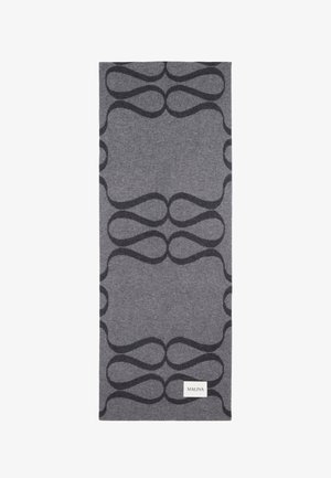 Šedý tkaný koberec s tmavě šedým abstraktním vzorem smyček a malou štítkem "MALINA" v pravém dolním rohu.