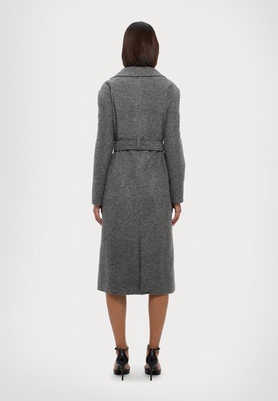 Grauer Wollmantel mit langen Ärmeln, einem strukturierten Kragen und einem Taillenbund; fällt unter das Knie mit einer geraden Silhouette und ohne sichtbare Verschlüsse.
