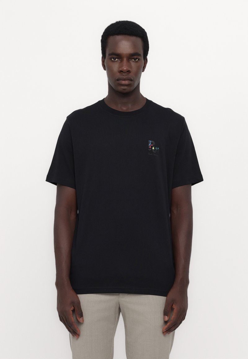 Tricou negru din bumbac cu mâneci scurte, având un mic logo multicolor în zona pieptului stâng. Design cu guler rotund și croi normal.