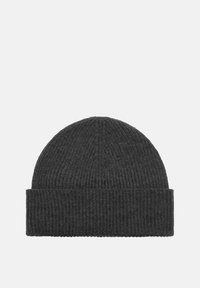Berretto a maglia di colore grigio scuro con una consistenza a coste spesse e un risvolto piegato. Il design è semplice e lineare, adatto a vari stili.