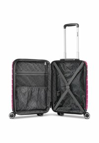 Valigia rigida rosa con manico retrattile argento, tessuto interno nero con motivo a zigzag, dotata di tasche con zip e cinghie di compressione.